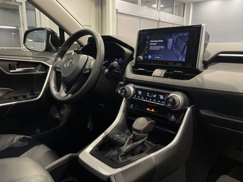 Used 2025 Toyota RAV4 XLE image 32