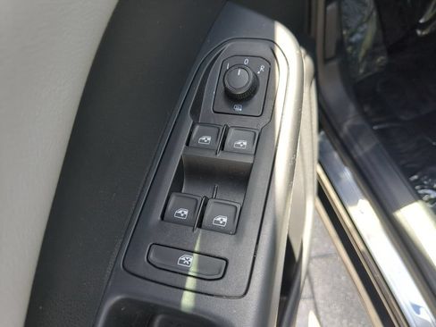 Certified 2023 Volkswagen Taos SE FWD image 17