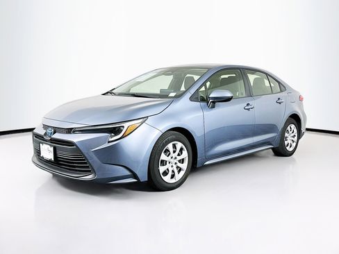 Used 2023 Toyota Corolla LE image 3