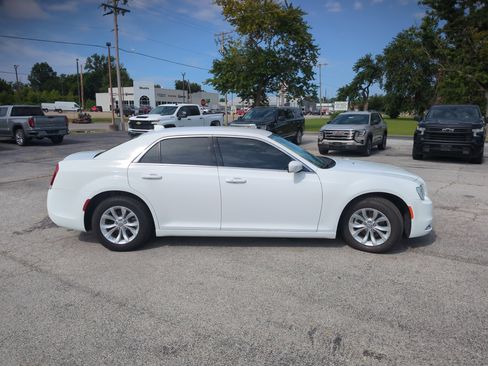 Used 2023 Chrysler 300 Touring image 4