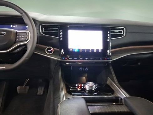 Used 2024 Jeep Wagoneer L Series II w/ Flexible Seating Group image 11