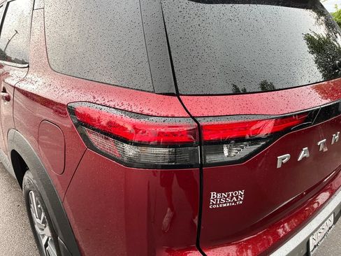 Certified 2025 Nissan Pathfinder SL FWD image 40