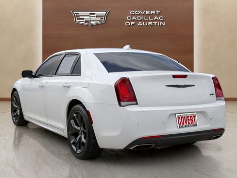 Used 2022 Chrysler 300 Touring L w/ Comfort Group RWD image 3