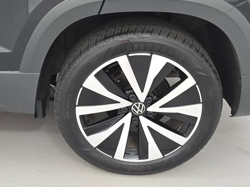 Certified 2024 Volkswagen Taos SE FWD image 32