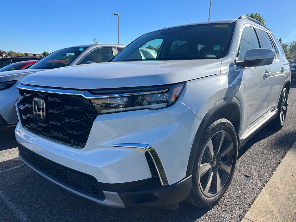 Used 2024 Honda Pilot Touring image 1