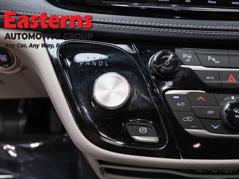 Used 2022 Chrysler Pacifica Touring-L w/ Uconnect Theater Family Group FWD image 13