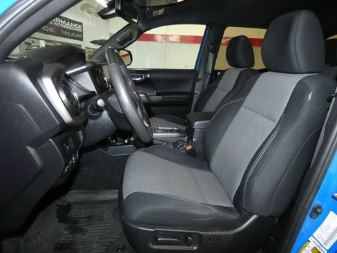 Used 2020 Toyota Tacoma 4x4 Double Cab image 10