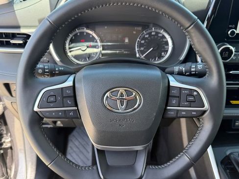 Used 2025 Toyota Highlander XLE FWD image 11