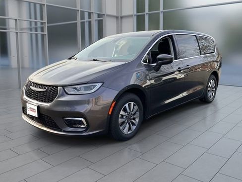 Used 2022 Chrysler Pacifica Touring-L w/ Uconnect Theater Family Group FWD image 7