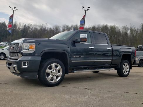 Used 2018 GMC Sierra 2500 Denali w/ Duramax Plus Package AWD/4WD image 8