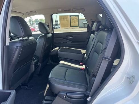 Used 2023 Nissan Pathfinder SL AWD/4WD image 17
