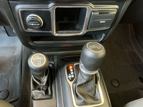 Used 2019 Jeep Wrangler Sport AWD/4WD image 17