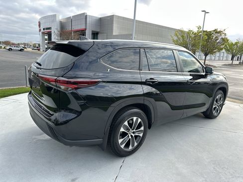 Certified 2024 Toyota Highlander XLE image 10