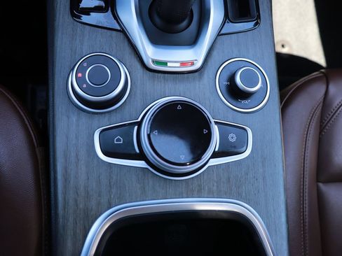 Used 2023 Alfa Romeo Stelvio Ti AWD/4WD image 18