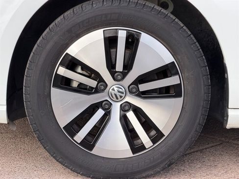 Used 2017 Volkswagen e-Golf SE w/ DC Fast Charging Package image 34
