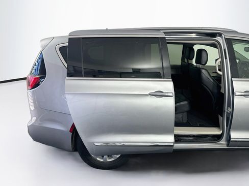 Used 2019 Chrysler Pacifica Touring-L FWD image 33
