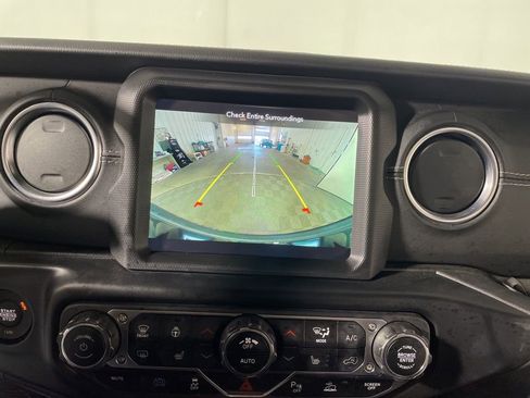 Used 2022 Jeep Wrangler Unlimited Sahara w/ Cold Weather Group image 16