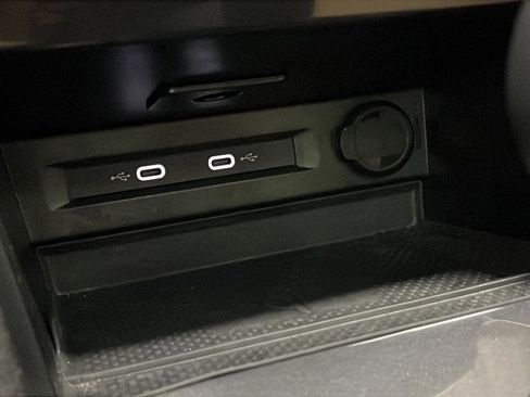 Used 2024 Volkswagen Tiguan SE w/ Panoramic Sunroof Package image 32