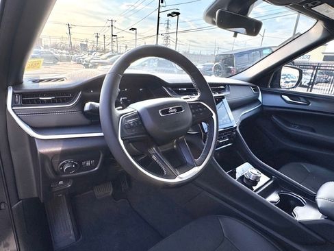 Used 2025 Jeep Grand Cherokee Altitude image 10