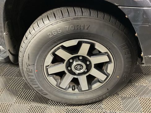 Used 2018 Toyota 4Runner TRD Off-Road AWD/4WD image 40