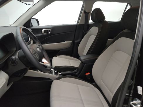 Used 2024 Hyundai Venue SEL image 18