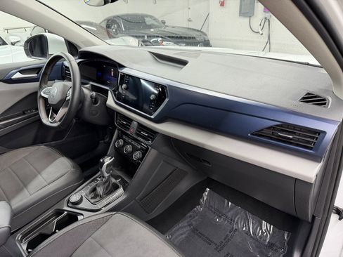 Used 2023 Volkswagen Taos SE w/ Panoramic Sunroof Package image 18