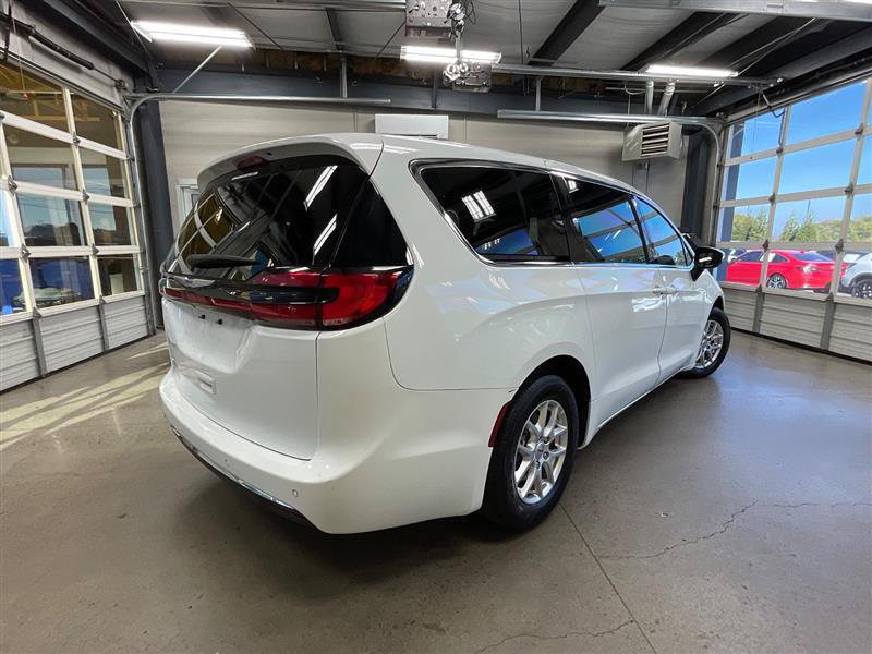 Used 2023 Chrysler Pacifica Touring-L FWD image 5