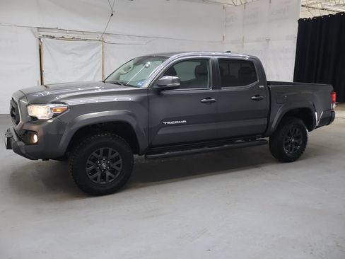 Used 2020 Toyota Tacoma SR5 AWD/4WD image 4