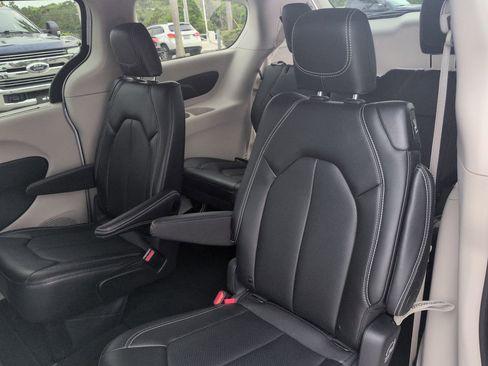 Used 2024 Chrysler Pacifica Touring-L FWD image 12