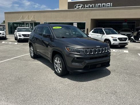 Used 2022 Jeep Compass Latitude w/ Sun and Sound Group AWD/4WD image 4