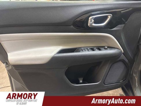 Used 2022 Jeep Compass Limited image 7