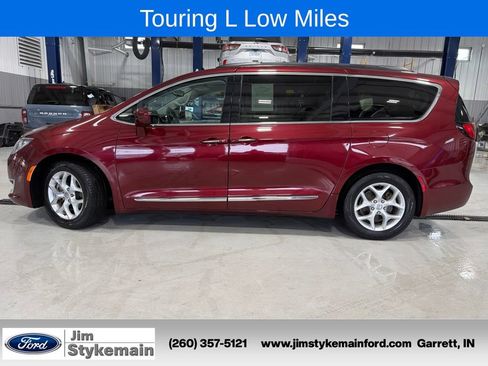 Used 2017 Chrysler Pacifica Touring-L w/ Tire & Wheel Group FWD image 3