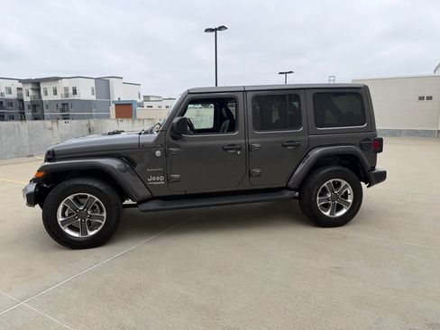 Used 2022 Jeep Wrangler Unlimited Sahara image 4
