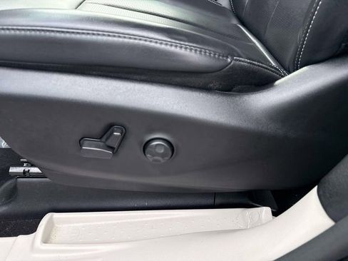 Used 2023 Chrysler Pacifica Touring-L image 13