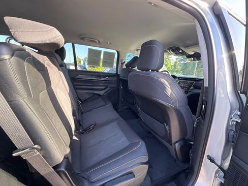 Used 2023 Jeep Grand Cherokee L Laredo image 9