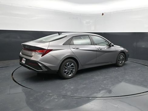 Used 2024 Hyundai Elantra SEL FWD image 8