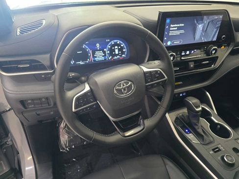 Certified 2025 Toyota Highlander XSE AWD/4WD image 2