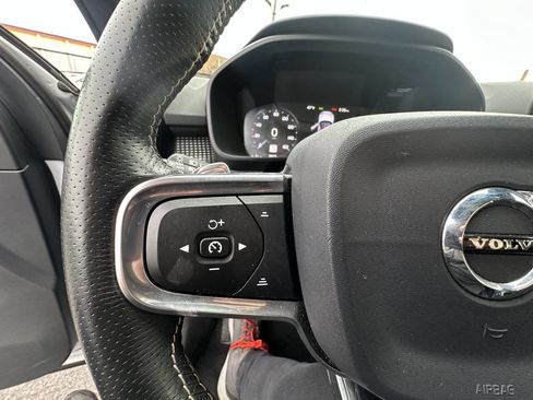 Used 2020 Volvo XC40 T5 R-Design image 13