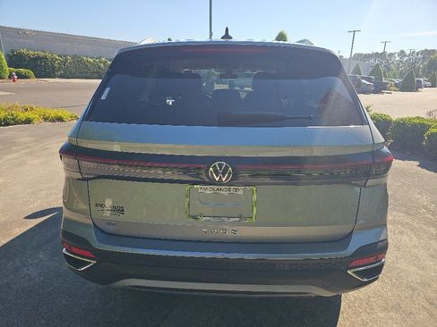 Used 2025 Volkswagen Taos SE FWD image 8