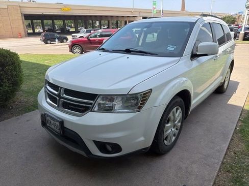 Used 2019 Dodge Journey SE FWD image 1