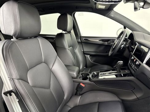 Certified 2025 Porsche Macan image 24