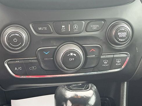 Used 2019 Jeep Cherokee Latitude Plus AWD/4WD image 16