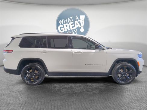 Used 2023 Jeep Grand Cherokee L Altitude image 2