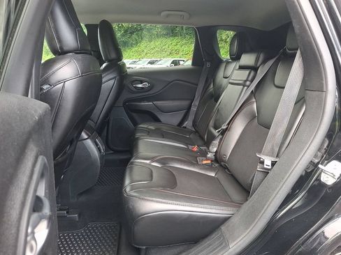 Used 2019 Jeep Cherokee Trailhawk AWD/4WD image 10