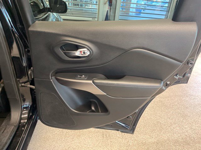 Used 2019 Jeep Cherokee Latitude Plus w/ Comfort/Convenience Group AWD/4WD image 13