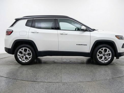 Used 2025 Jeep Compass Latitude AWD/4WD image 11