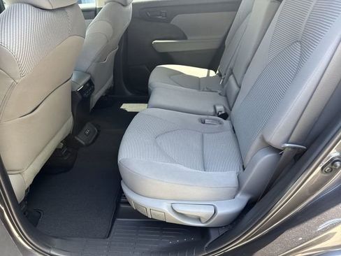 Used 2022 Toyota Highlander L FWD image 14