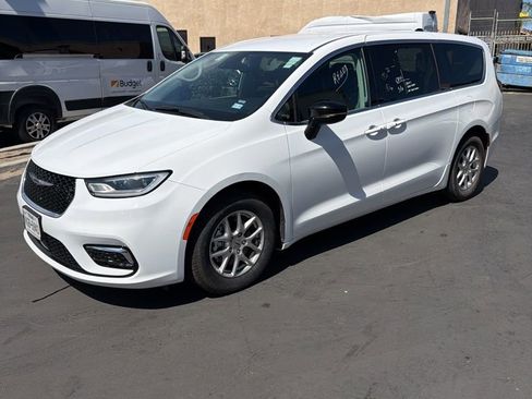 Used 2024 Chrysler Pacifica Touring-L image 22