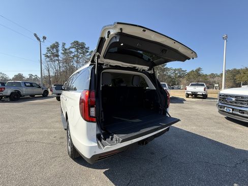 Used 2025 Ford Expedition Active image 10