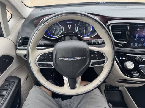Used 2017 Chrysler Pacifica Limited FWD image 19